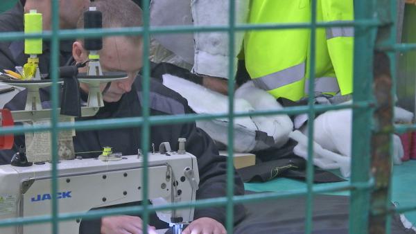 Bild 1 von 3: Die Insassen beschäftigen sich mit Handarbeiten und Werkstatttätigkeiten.