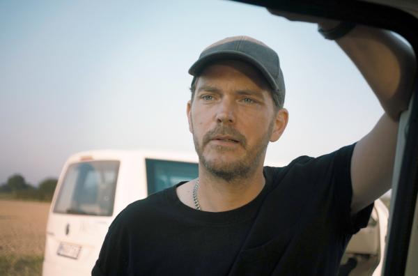 Bild 1 von 14: Klaus (Godehard Giese) ist recht überrascht, als er Christin in seinem Auto entdeckt: Sie will mit ihm nach Hamburg.