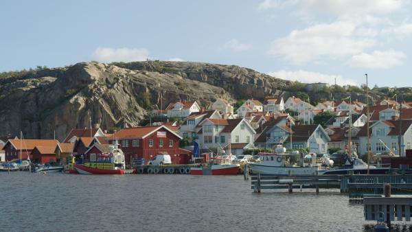 Bild 1 von 4: Der Ort Fjällbacka gilt als einer der schönsten der schwedischen Nordseeküste - der rund 74 Meter hohe Vetteberg prägt das Ortsbild.
