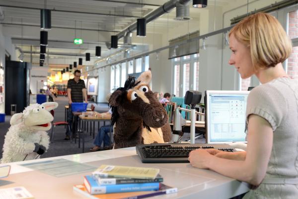 Bild 1 von 12: Wolle und Pferd sind völlig begeistert von der modernen Buchrückgabemaschine, müssen sich allerdings von Rieke (Friederike Linke) belehren lassen, dass pro Person maximal zehn Bücher ausgeliehen werden dürfen.