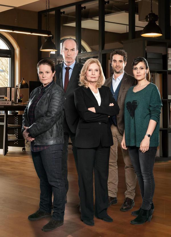 Bild 1 von 4: (v.l.n.r.) Gudrun Wohlers (Katrin Pollitt); Markus Gellert (Herbert Knaup); Isa von Brede (Sabine Postel); ; Thomas Zuhse (Oliver Wnuk); Yasmin Meckel (Sophie Dal)