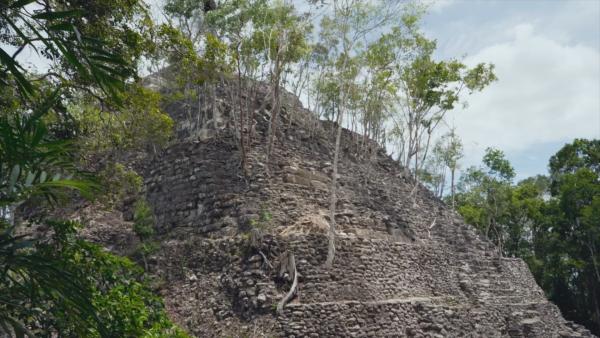 Bild 1 von 15: Schon vor über 2000 Jahren bauten die Maya mitten im Dschungel von Mittelamerika gigantische Städte. Lange ging man davon aus, die riesigen Strukturen im Dschungel seien Berge.