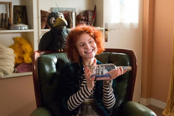Bild 1 von 3: Klabauterfrau Karli (Carlotta Truman) gehört eigentlich auf ein Schiff. Doch heute will sie mit Rudi (Lennart Morgenstern) im Laden Streiche spielen.
