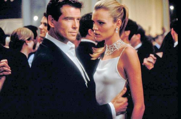 Bild 1 von 6: Thomas Crown (Pierce Brosnan) und die attraktive Kunstfälscherin Anna Knudsen (Esther Cañadas) sind auf einem Event. Catherine Banning reagiert eifersüchtig.