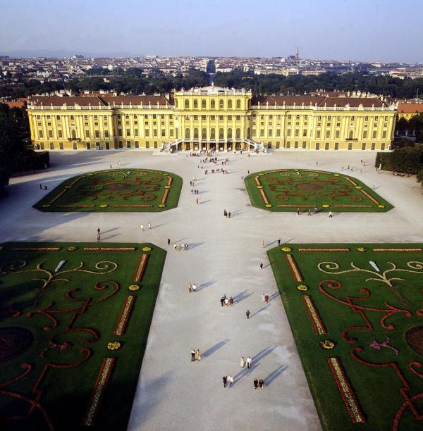 Bild 1 von 4: Schönbrunn - Quelle der Schönheit. Schönbrunn - hier durchdringen einander Architektur und Park, Natur und Kunst. Das Schloss und seine Gärten sind feudales Spiegelbild seiner einstigen Bewohner, ein Zaubergarten voller botanischer Schätze und zugleich gezähmte Wildnis, die den Herrschaftsanspruch der Habsburger über Mensch und Natur entsprach. Mit seiner einzigartigen Bildtechnik entführt Georg Riha den UNIVERSUM-Zuseher auf eine Traumreise durch Jahrhunderte österreichischer Geschichte, von Maria Theresia bis Sisi.