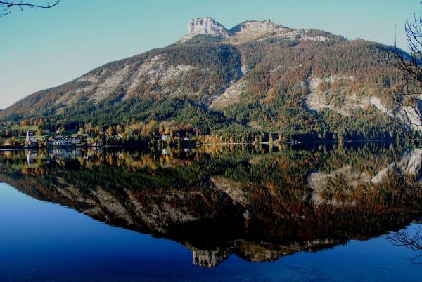 Bild 1 von 41: Im Bild: Altausseer See im Herbst mit Loser im Wasserspiegel des Altausseer See.