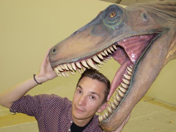 Bild 1 von 2: Eric mit einem Dinosaurier-Modell.