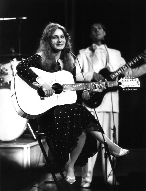 Bild 1 von 2: Die politische Stimmung im Kalten Krieg kommt auch im deutschen Schlager zum Ausdruck: 1982 holt die 17jährige Nicole beim \