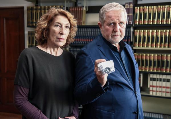 Bild 1 von 10: Kommissarin Bibi Fellner (Adele Neuhauser, links) und ihr Kollege Moritz Eisner (Harald Krassnitzer).