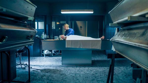 Bild 1 von 13: Im Bild: Blum (Anna Maria Mühe) bereitet die Leiche einer älteren Frau (Martina Spitzer) für die Bestattung vor.