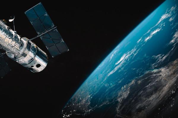 Bild 1 von 6: Rund 3.000 aktive Satelliten umkreisen die Erde. Manche davon sind in klaren Nächten mit bloßem Auge erkennbar.