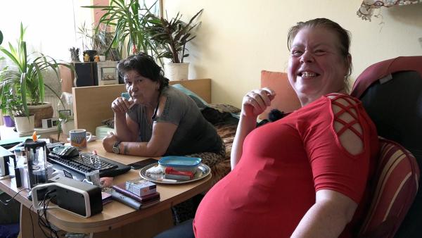 Bild 1 von 1: Pamelas (re.) Freude ist groß, als sie unerwartet in den Genuss eines üppigen Geldsegens kommt.