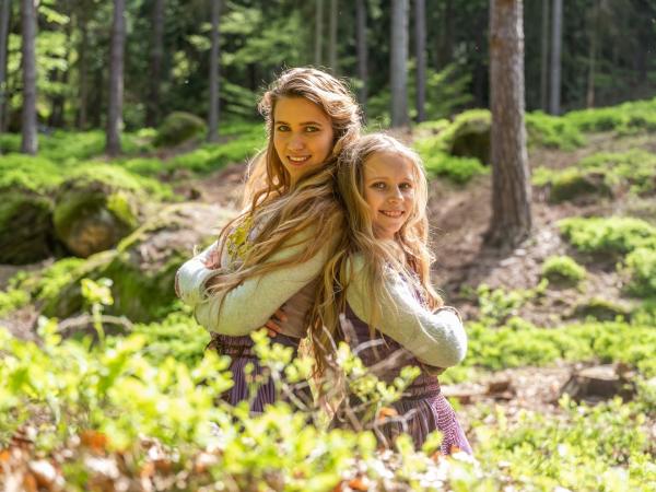 Bild 1 von 8: Rapunzel als Kind und als junge Frau: Anna-Lena Schwing (l.) und Anna Wittkowsky teilen sich die Hauptrolle im Märchen \