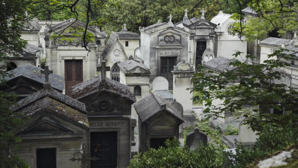 Bild 1 von 3: Der Père-Lachaise Friedhof in Paris. Hier liegen düstere Vampir-Legenden verborgen.