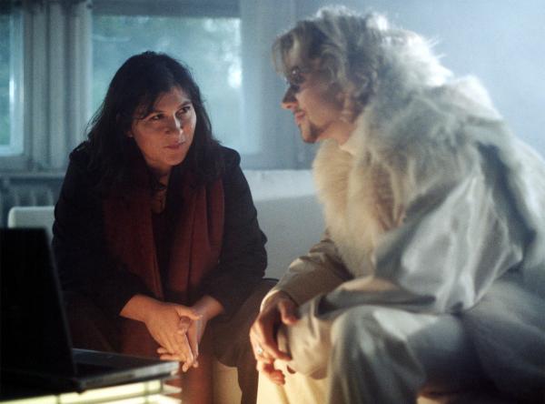 Bild 1 von 4: Klara hat die gefangene Manu gefunden. Aber der Entführer (André Hennicke) hat sie entfeckt und bedroht sie, bevor sie Manu befreien kann.