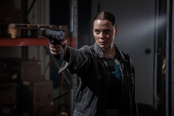 Bild 1 von 10: Als Alexander und Welpe die Aktion im Hafen auffliegen lassen wollen, stellt sich ihnen die Schmugglerin Miriam (Vera Carlbom) entgegen.