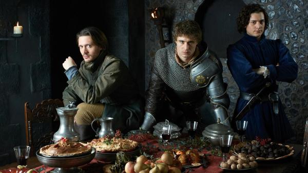 Bild 1 von 13: (v.l.n.r.) George, Duke of Clarence (David Oakes); König Edward IV (Max Irons); Richard, Duke of Gloucester (Aneurin Barnard)