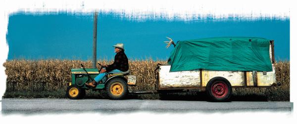 Bild 1 von 5: Mit seinem John-Deere-Rasenmäher macht sich der 73-jährige Alvin Straight (Richard Farnsworth) auf den Weg, um seinen 500 Kilometer entfernt lebenden Bruder zu besuchen. Sechs Wochen dauert die Reise durch das amerikanische \