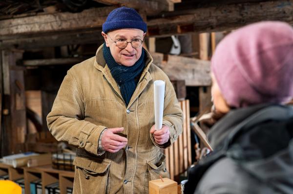 Bild 1 von 4: Toni (Roland Frey) freut sich, dass Sophie (Janina Flieger) wieder in der Säge arbeitet.