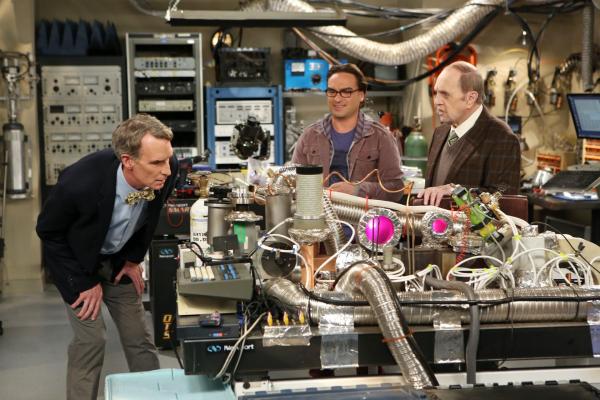 Bild 1 von 30: Sheldon ist gekränkt, als Professor Proton (Bob Newhart, r.) einen Ratschlag von Leonard (Johnny Galecki, M.) erbittet anstatt von ihm. Er sinnt auf Rache, indem er sich mit Bill Nye (Bill Nye, l.), einem rivalisierenden TV-Moderator, anfreunden will ...