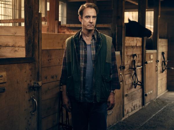 Bild 1 von 4: Tommy (Jonas Karlsson) hat jahrelang Stallmädchen und seine Familie psychisch und physisch missbraucht.