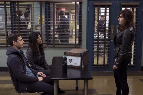 Bild 1 von 9: (v.l.n.r.) Jake Peralta (Andy Samberg); Rosa Diaz (Stephanie Beatriz); Melanie Hawkins (Gina Gershon)