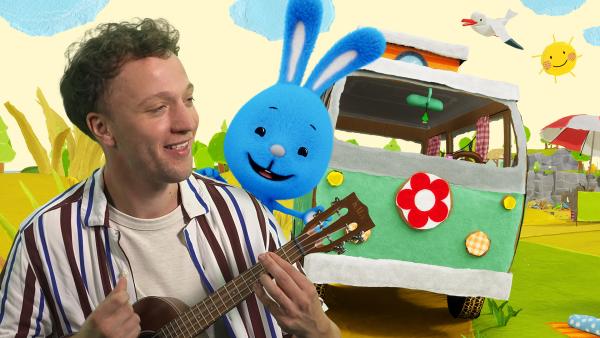 Bild 1 von 1: Kikaninchen unnd Joris sind zusammen im Bus unterwegs. Sie singen zusammen und spielen auf Joris' Ukulele.