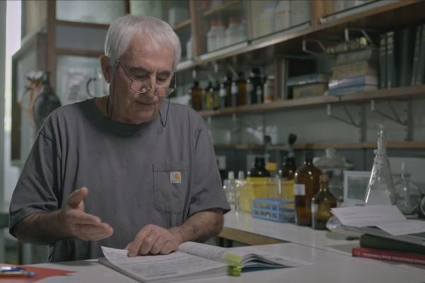 Bild 1 von 7: Dr. Itsik Yaniv, der Experte für Gefahrengut, analysierte die Frachtgutliste für die Dokumentation.