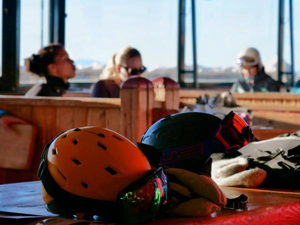 Bild 1 von 6: Einkehr auf der Hütte - auch das gehört zum Skivergnügen.