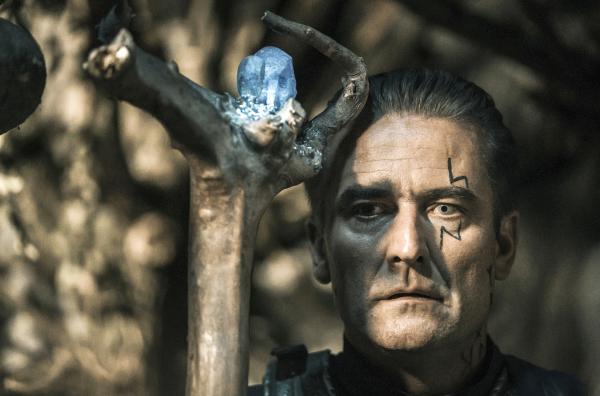 Bild 1 von 5: Alchimist Archibald (Roman Zach) sucht schon seit 20 Jahren nach einer Lösung, um den Fluch, der auf Prinzessin Elena lastet, zu brechen.