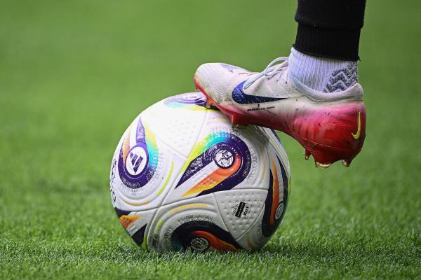 Bild 1 von 1: Eine Spielerin kontrolliert einen offiziellen Wettkampfball während des Aufwärmens vor dem Fußballspiel der Gruppe C der UEFA Frauen EURO 2025 zwischen Deutschland und Dänemark im St. Jakob-Park-Stadion in Basel am 8. Juli 2025.