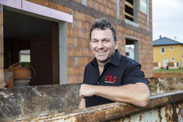 Bild 1 von 3: Der EU-Bausachverständige Günther Nussbaum greift verzweifelten Häuslbauern, die Opfer von Baumängeln geworden sind, unter die Arme ...