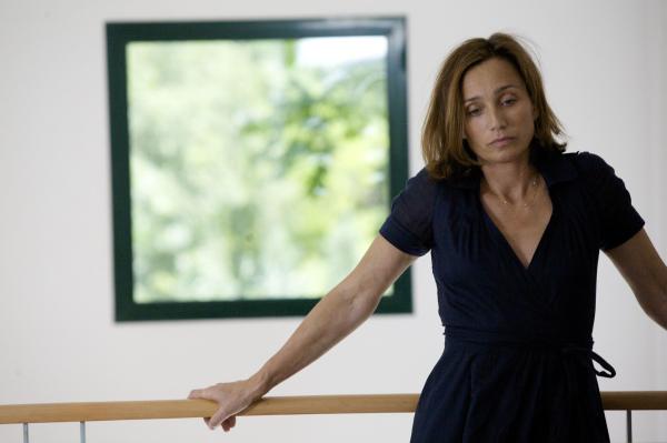 Bild 1 von 9: Die Kinder sind aus dem Haus. Da beschließt Suzanne (Kristin Scott Thomas), wieder als Heilpraktikerin zu arbeiten. Dafür muss allerdings das Haus umgebaut werden. Über einen Mittelsmann engagiert ihr Ehemann einen spanischen Aushilfsarbeiter ...
