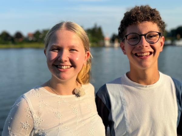 Bild 1 von 9: Eva und Fritz aus Sehestedt kennen sich seit dem Kindergarten, der Kanal teilt ihre Stadt.