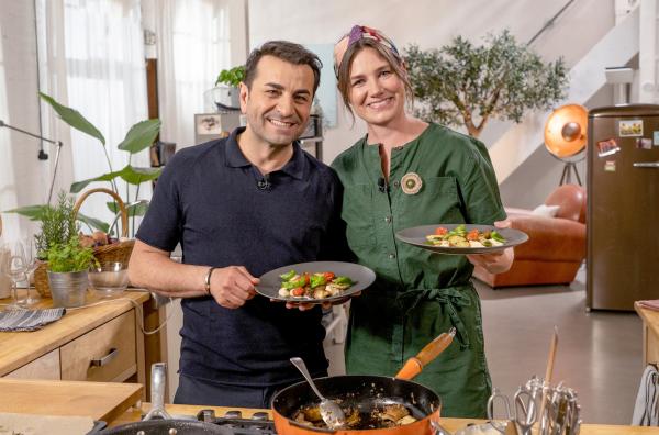 Bild 1 von 2: Ali GüngörmüÅ? und die Influencerin Vroni Lutz mit einem Rezept aus Italien: Kräuterseitlinge, Ofenkartoffeln, Schmelztomaten, Parmesancreme & Basilikumöl.