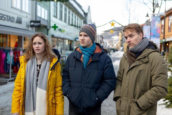 Bild 1 von 1: Im Bild: Die Vorstellungen eines norwegischen Weihnachtsbuffets zum Heiligabend ruft bei Sanne (Inez Bjørg David, l.), Christoph (Janek Rieke, r.) und Simon (Luke Matt Röntgen, Mitte) keine Begeisterungsstürme hervor.