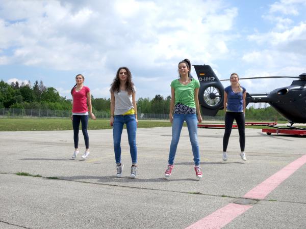 Bild 1 von 3: Die TanzAlarm-Kids v.l.: Lara, Leoni, Kim und Annika auf dem Flugplatz.