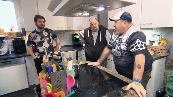 Bild 1 von 1: Willy (re.), Günni und Marvin müssen den Haushalt ohne Willys Frau Tanja bewältigen