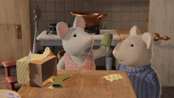 Bild 1 von 3: Julia (l.) ist enttäuscht. Sie hat zusammen mit Sam (r.) heimlich ein Paket aufgemacht, das sie für ein Geschenk von ihrer Mutter an sie hielt. Aber diese viel zu großen grünen Socken sind sicher nicht für sie.