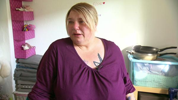 Bild 1 von 4: Weniger gute Nachrichten auch für Steffi aus Bremen. Der Termin in der Spezialklinik hat der Bürgergeldempfängerin nicht die erhoffte Hilfe gebracht. Statt einer Behandlung ihrer Knieprobleme soll sie sich zunächst um ihr Übergewicht kümmern.