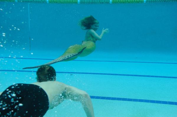 Bild 1 von 5: Bella (Indiana Evans) und Will (Luke Mitchell) genießen es, gemeinsam zu schwimmen.