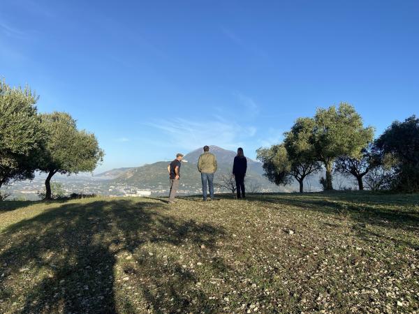 Bild 1 von 5: James Holland, Alexandra Ritchie and Damiano Parravano at Cassino, Italy. (credit: Bright Button Productions Ltd.)