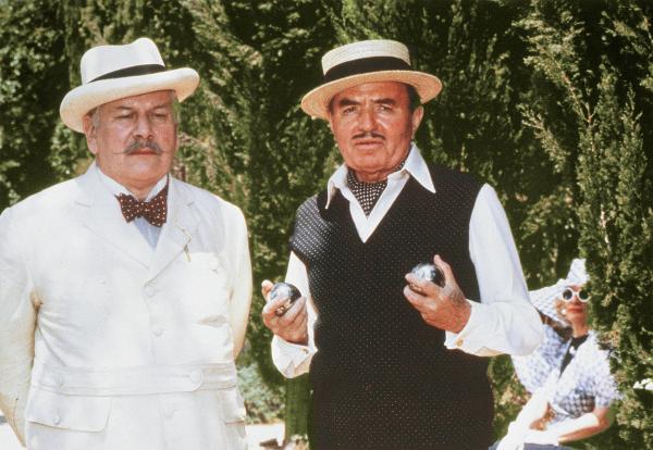 Bild 1 von 2: Meisterdetektiv Hercule Poirot (Peter Ustinov, l.) unterhält sich mit dem Broadway-Produzenten Odell Gardener (James Mason, r.). Er scheint als einziger von den Hotelgästen kein Alibi für den Zeitpunkt zu haben, an dem Arlena Marshall ermordet wurde.