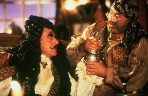 Bild 1 von 3: Der durchtriebe Captain Hook (Dustin Hoffman, l.) hat noch eine Rechnung zu begleichen und heckt deshalb einen diabolischen Plan aus. Sein treuer Gefährte Smee (Bob Hoskins, r.) hilft ihm dabei.