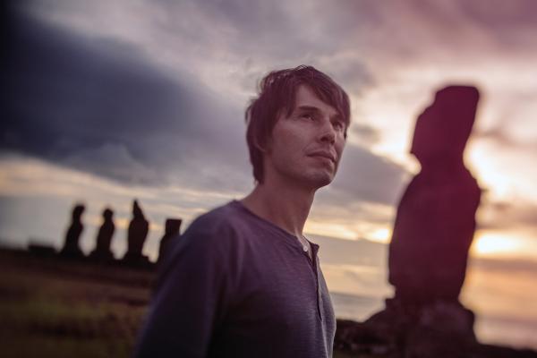 Bild 1 von 5: Presenter Brian Cox vor den berühmten Moai-Steinskulpturen auf der Osterinsel.