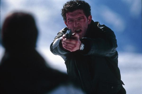 Bild 1 von 14: Kommissar Max Kerkerian (Vincent Cassel) recherchiert in Sarzac aufgrund einer Friedhofsschändung: Das Grab eines Mädchens, das vor Jahren auf mysteriöse Weise ums Leben kam, wurde gewaltsam geöffnet ...