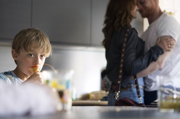 Bild 1 von 4: Bis ihre Tochter ein brisantes Geheimnis ans Licht bringt, wirken Dea (Christine Albeck Børge, Mi.) und Simon (Peter Plaugborg, re.) mit ihren Kindern Theo (Noah Storm Otto, li.) und Holly wie eine intakte Familie.