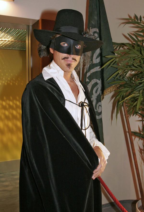Bild 1 von 24: Lars van der Lohe (Clayton M. Nemrow) als Zorro