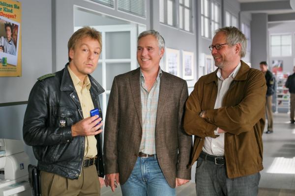 Bild 1 von 11: Mohr (Max Müller, l.) ist gezwungen, unter seinen Kegelfreunden Daniel Burger (Arthur Klemt, M.) und Hubertus Kreindl (Wowo Habdank, r.) zu ermitteln, was nicht ohne Folgen bleibt.