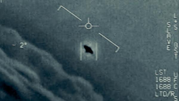 Bild 1 von 7: Kameras an US-Militär-Flugzeugen zeichnen immer wieder Flugobjekte auf, für die es keine Erklärung gibt. Sind sie ein Beweis für außerirdisches Leben?